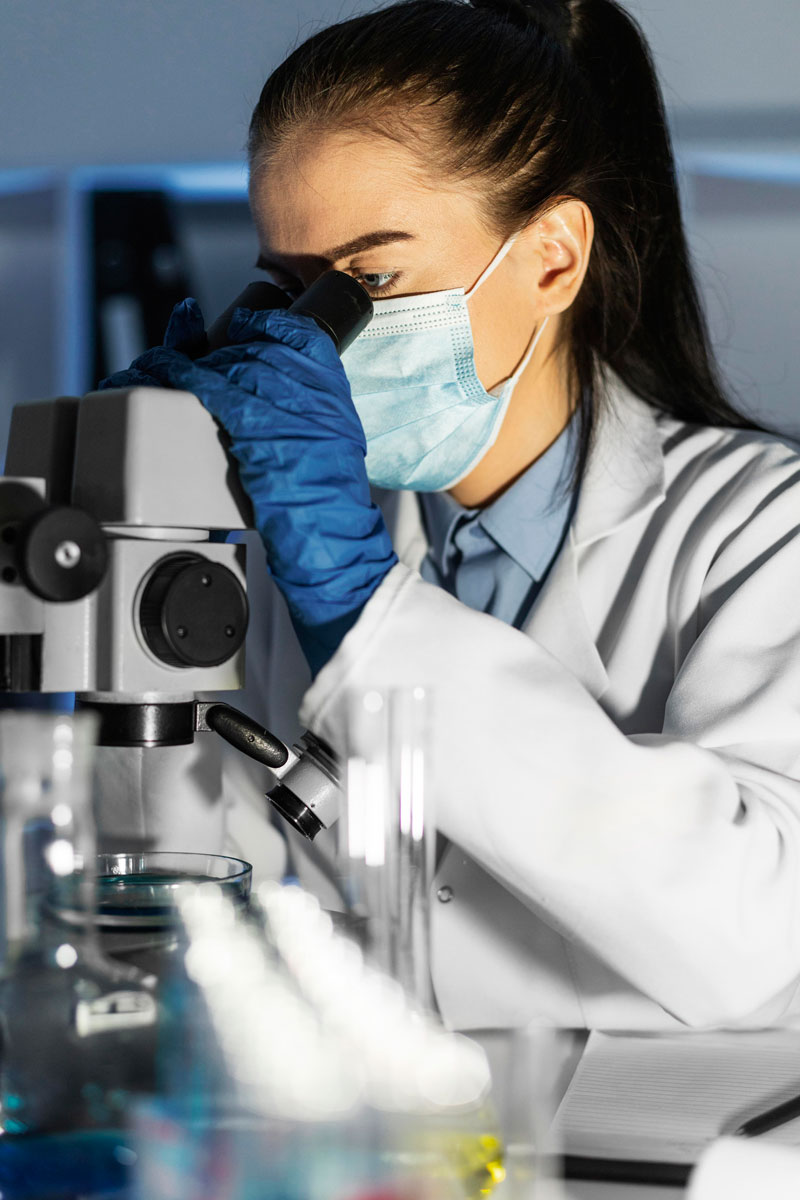 Žena u laboratoriji koristi mikroskop