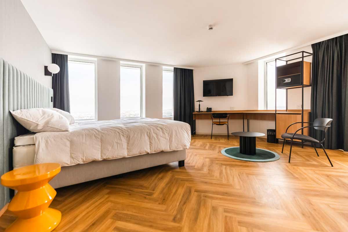 LVT podne obloge u enterijeru spavaće sobe / foto: Gerflor